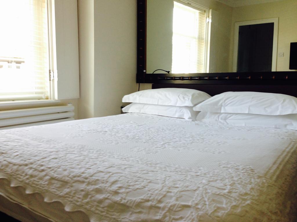 Horndon-on-the-Hill The Bell Inn Hotel חדר תמונה