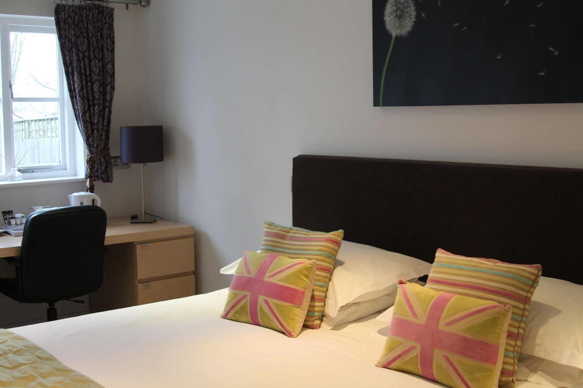 Horndon-on-the-Hill The Bell Inn Hotel מראה חיצוני תמונה